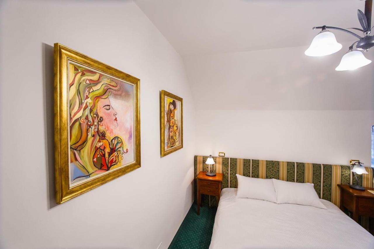 Casa 3 Guesthouse Орадя Екстер'єр фото